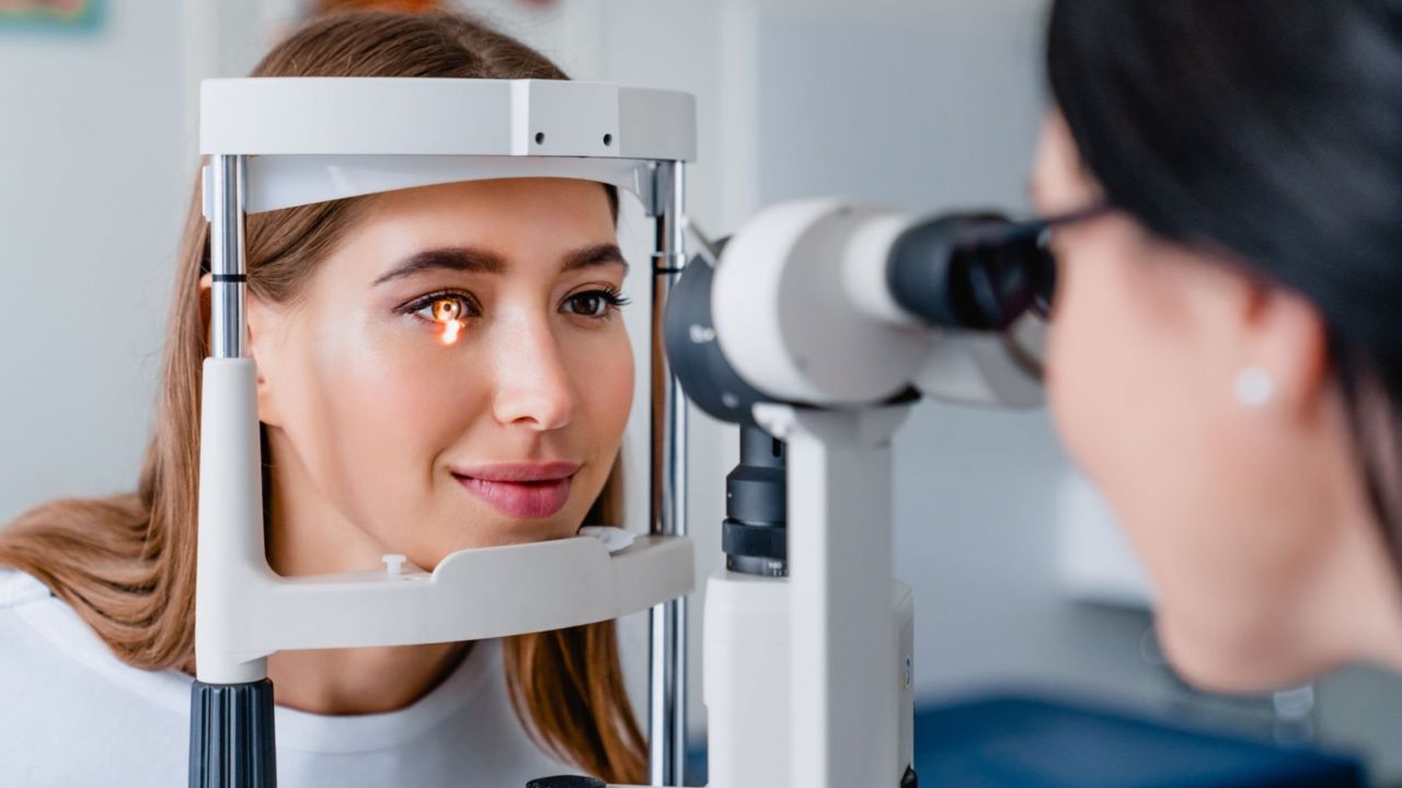 Paciente realizando exame oftalmológico em equipamento moderno na Eye Center, em Manaus