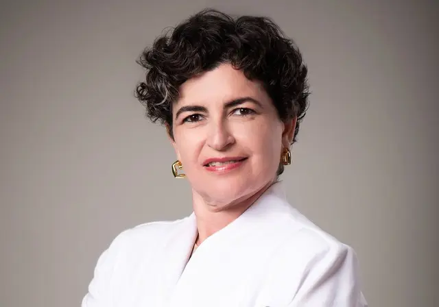 Retrato profissional da Dra. Cláudia Chaves, oftalmologista